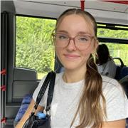 Je suis en première et à un bon niveau en Anglais ainsi qu’en mathématiques. Je serai ravie d’aider de la primaire au collège